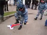 Московская милиция ищет омоновца, надругавшегося над флагом России в День народного единства