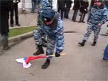 Московская милиция ищет омоновца, надругавшегося над флагом России в День народного единства Московская милиция ищет омоновца, надругавшегося над флагом России в День народного единства