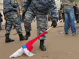 В Москве отыскали омоновца, пытавшегося в День народного единства сломать флаг России В Москве отыскали омоновца, пытавшегося в День народного единства сломать флаг России