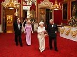 82-летняя королева, как отмечает издание, ясно дала понять, что "намерена отойти от дел, когда ей исполниться 87 лет, и передать их Чарльзу". 