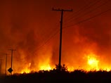 Ветер почти ураганной силы помогает распространению пожаров, подступающих к Лос-Анджелесу (Калифорния, США) с трех сторон Ветер почти ураганной силы помогает распространению пожаров, подступающих к Лос-Анджелесу (Калифорния, США) с трех сторон