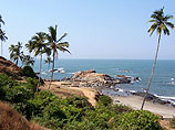 Бывшая португальская колония, а ныне один из 28 штатов Индии, Гоа привлекает своим мягким климатом, живописным, заросшим кокосовыми пальмами побережьем и ласковым морем десятки тысяч зарубежных туристов, в том числе россиян