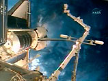 Между Международной космической станцией (МКС) и успешно состыковавшимся с ней кораблем многоразового использования Endeavour открыты переходные люки