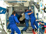 Экипаж шаттла Endeavour перешел на МКС