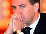 По мнению Гарри Каспарова, при президенте Дмитрии Медведеве ничего не изменилось в этом "болоте лжи и коррупции". Как иронически заметил Каспаров в интервью The Independent, никаких выборов в России не было