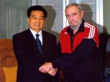 Председатель КНР Ху Цзиньтао провел "братскую встречу" с Фиделем Кастро. А Рауль спел на китайском языке