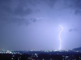 Удар молнии вызвал в Японии остановку двух реакторов
