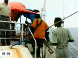 Пираты захватили саудовский корабль в минувшую субботу в 450 морских милях (830 километрах) к юго-востоку от кенийского города Момбаса и привели его к своей основной базе на сомалийском побережье - порту Эйл