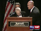 Генеральный прокурор и одновременно министр юстиции США Майкл Мукасей упал в обморок в четверг вечером, произнося речь в отеле Marriott Wardman Park в Вашингтоне