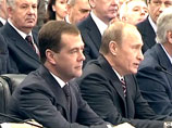 Премьер Владимир Путин и президент Дмитрий Медведев не теряют популярности, хотя большинство граждан недовольно, например, тем, как выполняются задачи, которые ежегодно ставятся в президентских посланиях