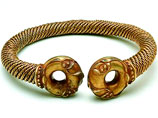 Золотое шейное украшение, найденное в Британии с помощью металлоискателя, признано "лучшей находкой за последние 50 лет" 