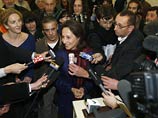 Ее главный соперник, Сеголен Руаяль, в прошлом кандидат в президенты Франции, проиграла, достигнув уровня в 49,98 процента голосов