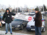 Пикет протеста, собравший сотни участников, прошел затем на центральной площади Барнаула - площади Советов. Здесь же был организован сбор подписей
