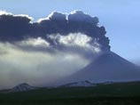 Из вулкана Ключевского изливаются потоки лавы - выброс каменной массы достигает 500 метров