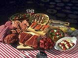 Из-за кризиса две трети россиян стали экономить на еде Из-за кризиса две трети россиян стали экономить на еде