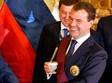 Медведев стал "Солнцем Перу" и в знак дружбы с потомками инков испил традиционный алкогольный коктейль