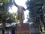 В украинском Кременчуге уничтожен бетонный памятник Ленину: неизвестные расколотили его вдребезги