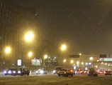 Начавшийся в столице снегопад осложнил и без того напряженную ситуацию на городских магистралях