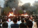 В Китае увольнение рабочих с завода игрушек вызвало массовые беспорядки и столкновение с полицией В Китае увольнение рабочих с завода игрушек вызвало массовые беспорядки и столкновение с полицией