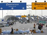 Руководство блокированного демонстрантами аэропорта в Бангкоке приказало персоналу и пассажирам покинуть здание