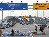 Руководство блокированного демонстрантами аэропорта в Бангкоке приказало персоналу и пассажирам покинуть здание Руководство блокированного демонстрантами аэропорта в Бангкоке приказало персоналу и пассажирам покинуть здание