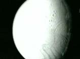Энцелад - шестой по величине спутник Сатурна (около 500 километров в диаметре), весь покрыт льдом и известен своими ледяными гейзерами (ледяными вулканами, криовулканами), об открытии которых сообщалось в 2006 году