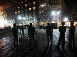 В то же время, вооруженные исламисты, захватившие Еврейский центр в Мумбаи, предлагают индийскому правительству вступить в переговоры и освободить заложников. Об этом сообщило индийское телевидение В то же время, вооруженные исламисты, захватившие Еврейский центр в Мумбаи, предлагают индийскому правительству вступить в переговоры и освободить заложников. Об этом сообщило индийское телевидение