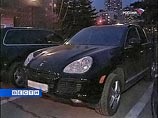 В центре Москвы в пятницу неизвестные обстреляли автомобиль Porsche Cayenne