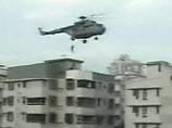 Индийский спецназ, высадившийся сегодня утром с вертолета на крышу элитного комплекса "Нарриман" в Мумбаи, где находится еврейский образовательный центр "Бейт Хабад", пытается проникнуть в здание
