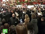 Как передает ИТАР-ТАСС, хлынувшая после открытия магазина в 5 часов утра толпа покупателей буквально снесла двери и затоптала одного из сотрудников Wal-Mart, 34-летнего мужчину
