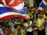 Около тысячи активистов оппозиционного Народного альянса за демократию, требующие отставки правительства Таиланда, начали в субботу продвижение в сторону занятого полицейскими контрольного пункта недалеко от аэропорта "Суварнабхуми"