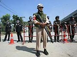 Оппозиционеры в Таиланде похитили в субботу сотрудника полиции, после того как вытеснили полицейских из контрольного пункта рядом с международным аэропортом в Бангкоке