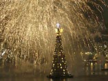 В Рио зажгла огни самая большая в мире плавучая рождественская елка