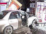 В центре Москвы Mazda врезалась в остановку - четверо пострадавших