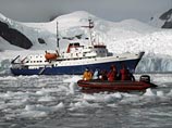 Аргентинский круизный лайнер Ushuaia лег в дрейф близ берегов Антарктиды