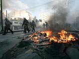 В Афинах вновь вспыхнули беспорядки - анархисты забрасывают полицейских камнями
