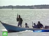 В дни исламских праздников сомалийские пираты раздают беднякам конверты с долларами
В дни исламских праздников сомалийские пираты раздают беднякам конверты с долларами