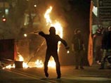 Новые массовые столкновения студентов с полицией произошли в понедельник вечером в греческой столице после митингов левых парламентских партий