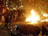 Новая волна беспорядков в Афинах: молодежь подожгла театр, гостиницу и громит магазины
