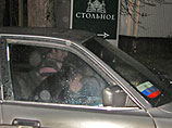 На стекле машины укреплен трехцветный пропуск: может быть, для проезда на территорию какого-то федерального учреждения, а скорее &#8211; для того, чтобы милиция не останавливала машину без заднего номера с молодыми кавказцами