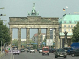 Вдоль северной пристройки Бранденбургских ворот тянется трехметровая трещина шириной в ладонь