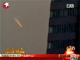 На видео видно, как по серому небу летит яркий светящийся объект с раздвоенным "хвостом", временами видны только два ярких следа На видео видно, как по серому небу летит яркий светящийся объект с раздвоенным "хвостом", временами видны только два ярких следа