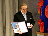 Лауреат премии, бывший президент Финляндии Мартти Ахтисаари получил золотую нобелевскую медаль, диплом а также денежную награду