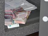 В ходе обыска были обнаружены денежные средства, а также банковские карты