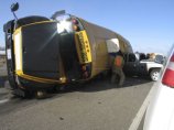 По меньшей мере 27 человек погибли, еще несколько получили ранения в результате падения с моста школьного автобуса на юге Непала По меньшей мере 27 человек погибли, еще несколько получили ранения в результате падения с моста школьного автобуса на юге Непала