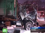 В Москве в ночь на пятницу на 37-м километре МКАД в районе Ясенево мусоровоз "КаМАЗ" столкнулся с легковым автомобилем, после чего сбил дорожных рабочих, ударился о разделительный бордюр и загорелся