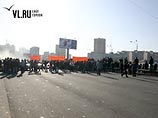 Люди вышли на автотрассу с плакатами и транспарантами. Образовалась огромная пробка, движение на выезд из Владивостока парализовано Люди вышли на автотрассу с плакатами и транспарантами. Образовалась огромная пробка, движение на выезд из Владивостока парализовано