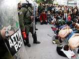 В субботу днем в Афинах прошли несколько мирных демонстраций, однако к вечеру ситуация обострилась