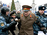 Задержаны около пятидесяти человек, в том числе председатель Союза советских офицеров генерал Алексей Фомин