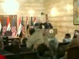 Во время пресс-конференции по итогам переговоров главы Белого дома с премьер-министром Ирака Нури аль-Малики один из представителей местной прессы на арабском обозвал Буша "собакой" и запустил в него своими ботинками